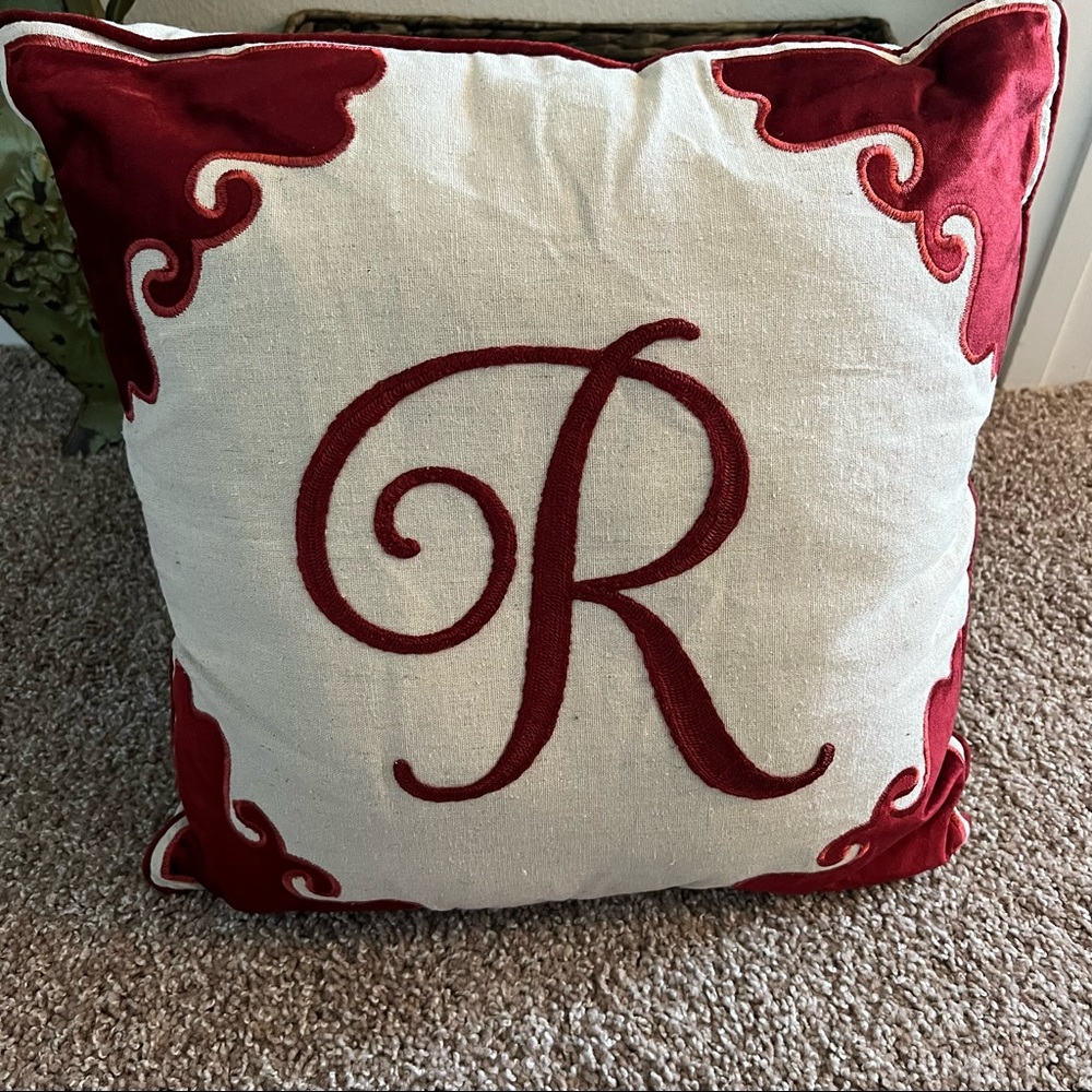 R accent pillow decor